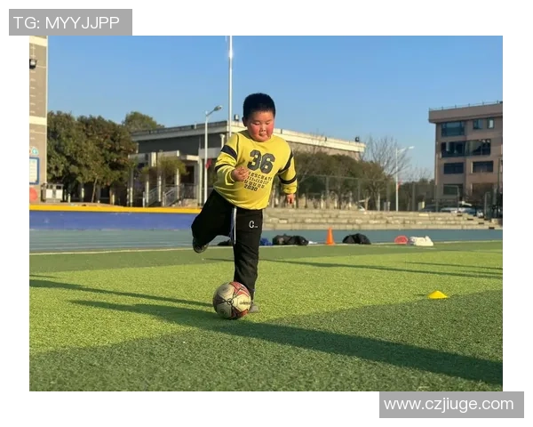 在足球明星环绕下的平凡人生与梦想追逐之旅